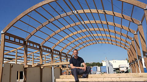 Wirt Otto Lindinger vor seinem neuen Bodos Cafezelt. Nach &uuml;ber 30 Jahren weicht die Aluminiumkonstruktion einem modernen Holzger&uuml;st.