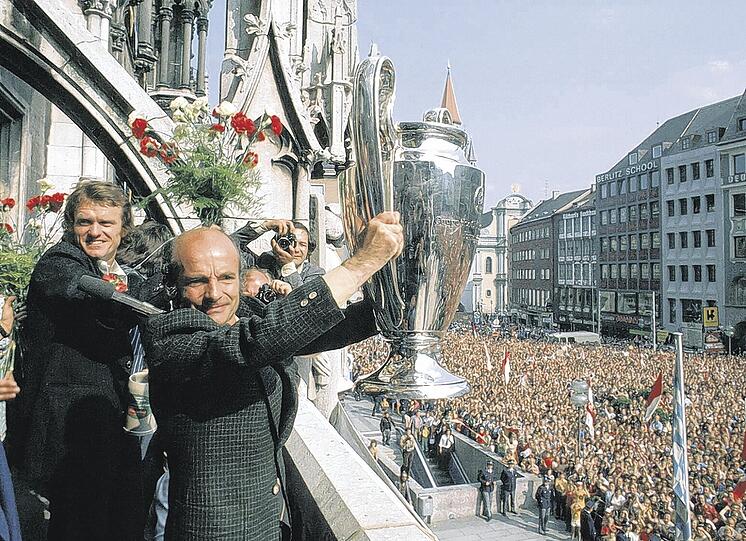 Dettmar Cramer neben Sepp Maier am 29. Mai 1975 mit dem Europapokal der Landesmeister, beim Empfang am Rathaus nach dem 2:0 gegen Leeds. Foto: imago
