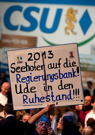 Bier und Politik - eine wundervolle Symbiose, zumindest am Aschermittwoch: Sehen Sie hier die Bilder des deftigen Polit-Klamauks mit OB Ude, Horst Seehofer, Claudia Roth und Co....
