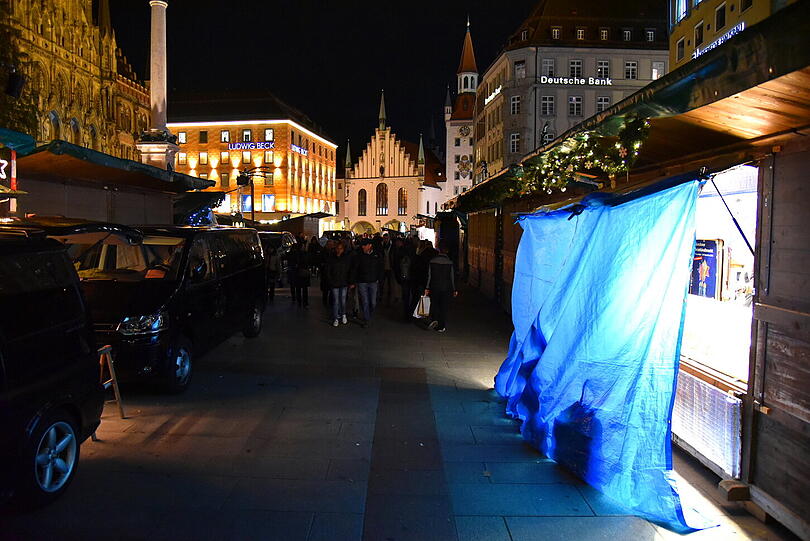 Die Buden am Marienplatz stehen schon, noch wird eingeräumt und dekoriert.