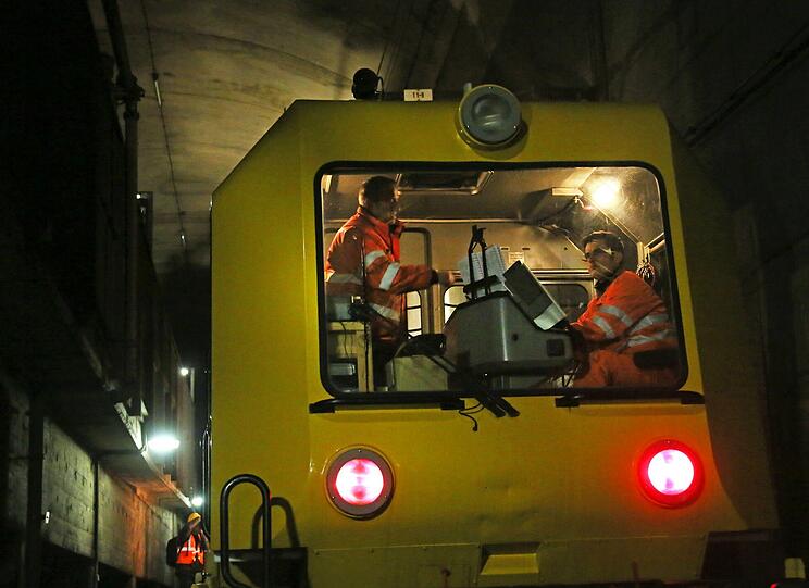 Wie ein träger, riesiger Erdwurm: das Tunnel-Inspektions-Fahrzeug.