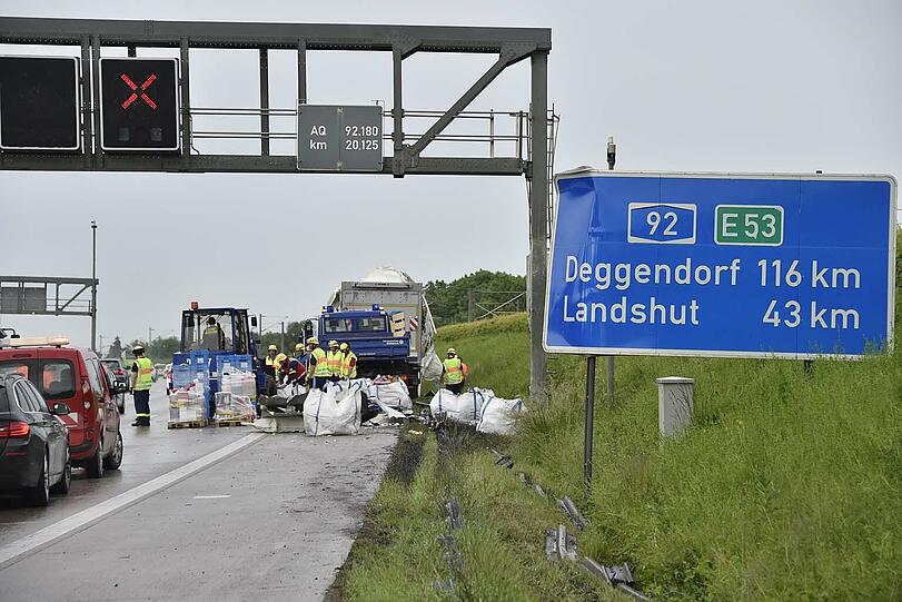 Ein schwerer Lkw-Unfall auf der A92 sorgte für erhebliche Behinderungen am Dienstag - die Bilder vom Bergungseinsatz.