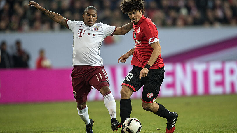 Bayerns Douglas Costa (l) und der Mainzer Andre Ramalho.