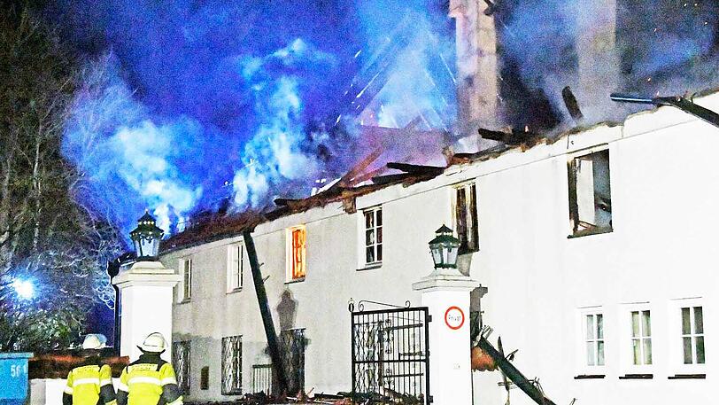 Rund einhundert Einsatzkräfte von neun Feuerwehren waren an den Löscharbeiten beteiligt.