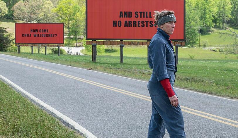 Mit drei provokanten Billboardaufschriften macht die Souvenirverkäuferin Mildred (Frances McDormand) auf das unaufgeklärte Verbrechen an ihrer Tochter aufmerksam.