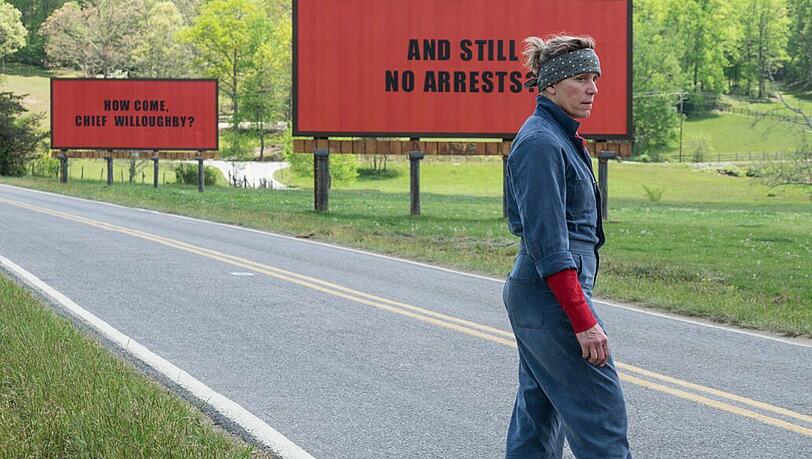 Mit drei provokanten Billboardaufschriften macht die Souvenirverkäuferin Mildred (Frances McDormand) auf das unaufgeklärte Verbrechen an ihrer Tochter aufmerksam.