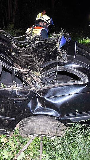 Der BMW wurde vollkommen zerstört, der Fahrer schwer verletzt. Die Bilder vom Unfallort.