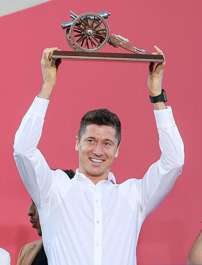 Robert Lewandowski mit der Torjägerkanone - in dieser Saison erzielte der Stürmer 22 Treffer.