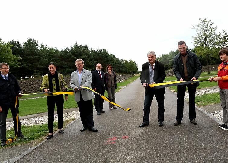 ... und das Band ist durch. Der neue Radweg zum Truderinger Gymnasium kann benutzt werden.