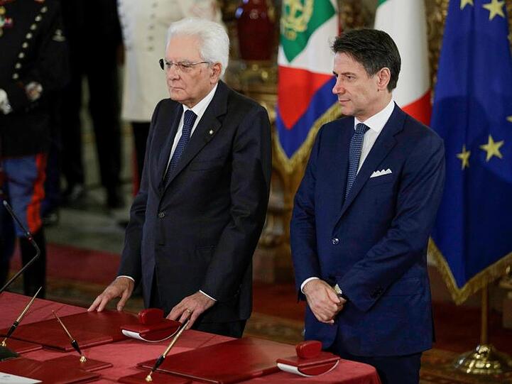 Der italienische Premierminister Giuseppe Conte (r.) nimmt mit Präsident Sergio Mattarella an der Vereidigungszeremonie im Quirinalspalast teil.