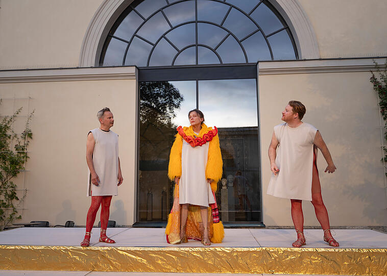 Auf goldener Bühne: Yuri Garate (li), Beatrice Murmann, Roland Schreglmann (re)