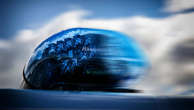 Der 21-Jährige aus München überfährt eine rote Ampel und versucht anschließend der Polizei zu entkommen. (Symbolbild)