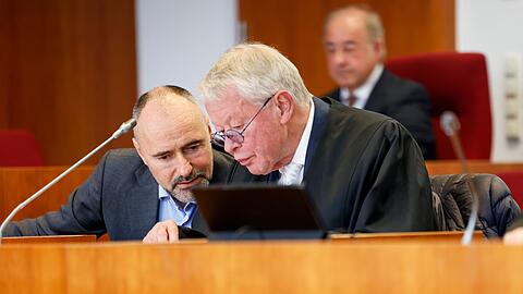Kai-Uwe Steck neben seinem Anwalt Gerhard Strate (rechts).