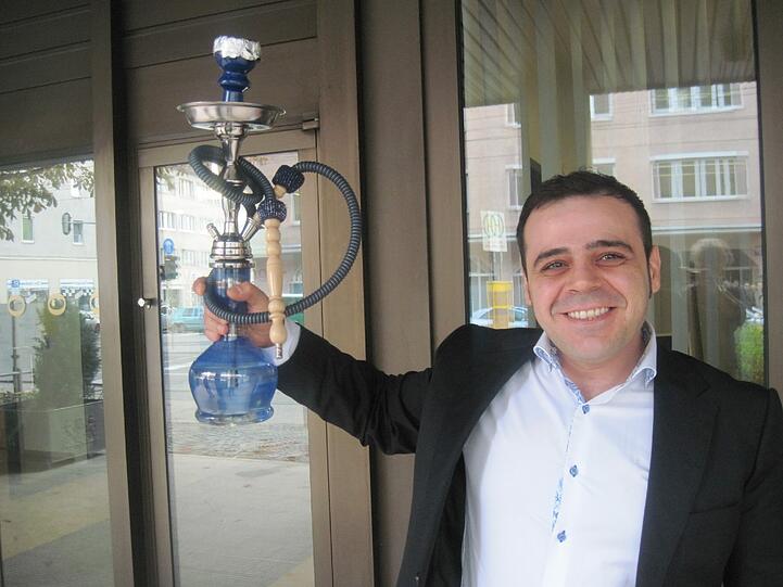 Der Sieg der Wasserpfeife: Mit der Shisha umgeht Frank Mansory das Rauchverbot.