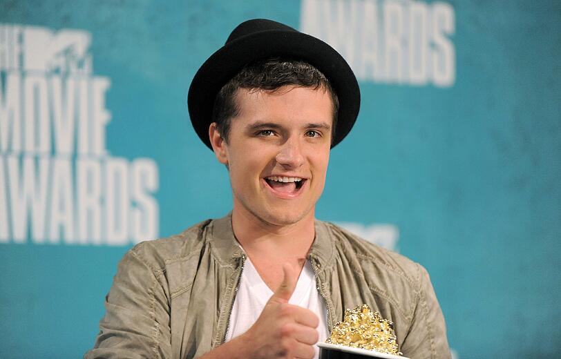 Hinter der Bühne albert Josh Hutcherson anschließend mit den Fotografen herum.