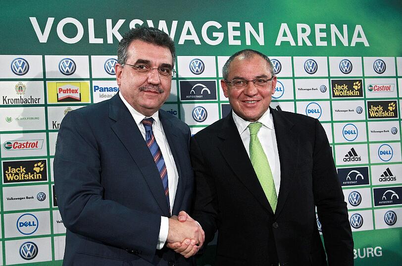 Für Trainer Felix Magath (r) wird die Luft beim Fußball-Bundesligisten VfL Wolfsburg langsam dünn. Das Aufsichtsratspräsidium des Klubs trifft sich am Mittwoch oder Donnerstag mit dem 59-Jährigen zu einer Krisensitzung. &bdquo;In der wir die sportliche Situation erörtern werden&ldquo;, sagte VfL-Aufsichtsratschef Francisco Javier Garcia Sanz (l).