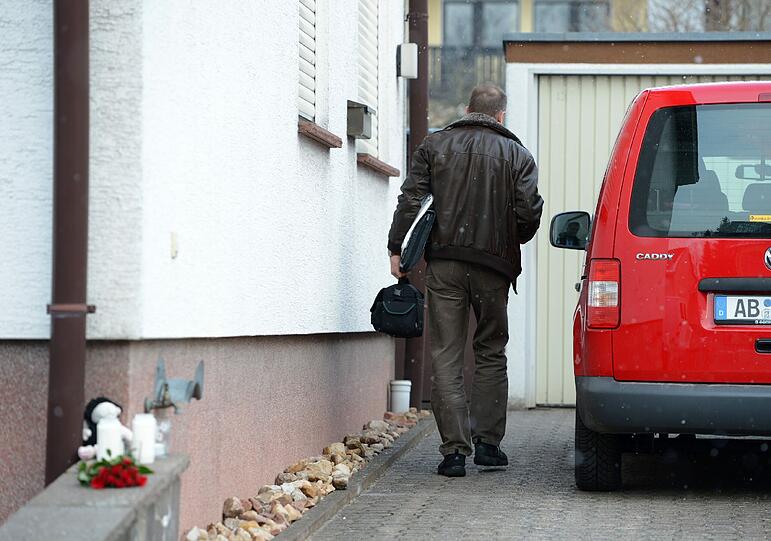 Tragödie in einer Wohnung in Aschaffenburg: Zwei tote Mädchen wurden in einem Wohnhaus gefunden. Die Polizei geht von einem Tötungsdelikt aus. Freunde und Angehörige stellen Kerzen am Fundort auf.