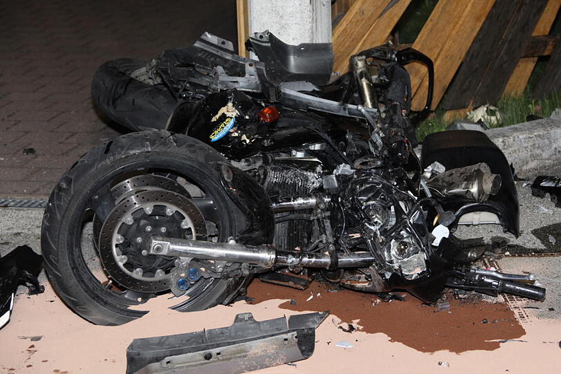 Heftiger Motorrad-Unfall bei Burgkirchen: Zwei Personen wurden schwer verletzt.