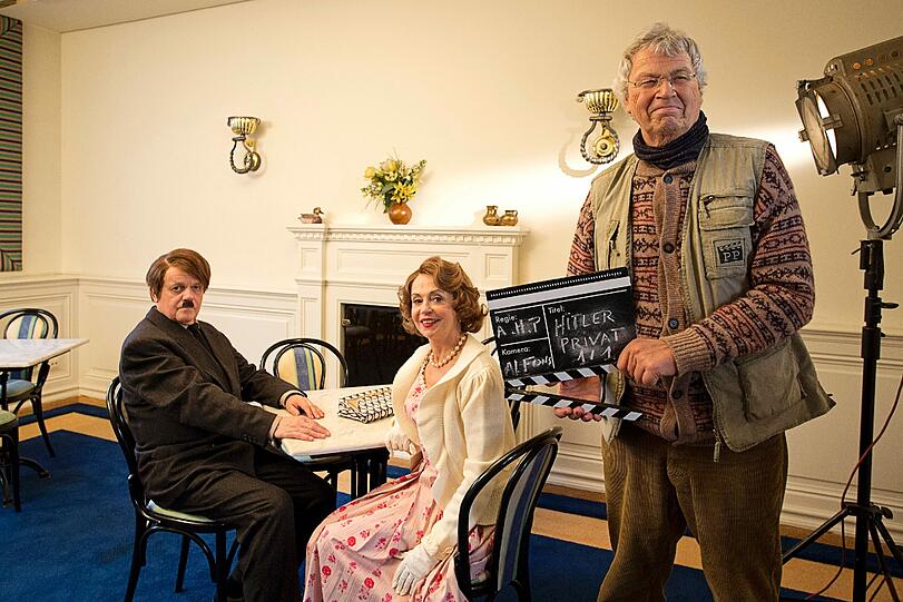 Die Schauspieler Robert Meyer (l) als Günther Fleischbauer, Gisela Schneeberger (m) als Grete Neuriedl und Gerhard Polt (r) als Hans A. Pospiech in einer undatierten Filmszene des Kinofilms "Und Äktschn!". Die Komödie kommt am 06.02.2014 in die deutschen Kinos.