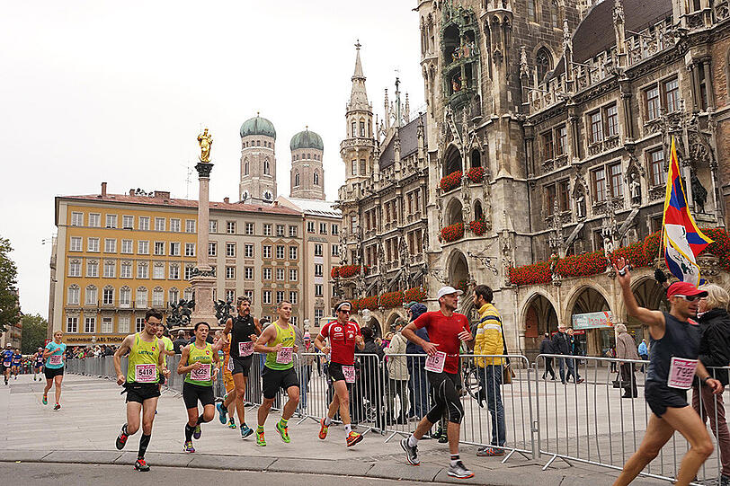 Die Läufer und Läuferinnen des 30. München Marathon am 11.20.2015