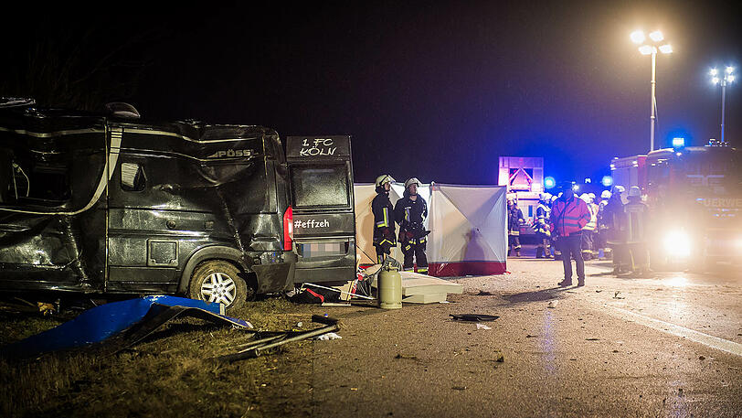 Der Fahrer des Kleintransporters wurde aus seinem Fahrzeug geschleudert und verstarb noch vor Ort. Die Bilder von der A9.