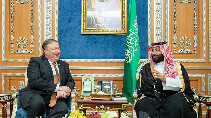 Der saudische Kronprinz Mohammed bin Salman (r.) empfängt Mike Pompeo, Außenminister der USA, zu einem Gespräch.