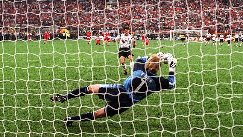 Oliver Kahns größter Moment im Dress des FC Bayern: Im Champions-League-Finale gegen Valencia 2001 pariert er den entscheidenden Elfmeter von Mauricio Pellegrino. Oliver Kahns größter Moment im Dress des FC Bayern: Im Champions-League-Finale gegen Valencia 2001 pariert er den entscheidenden Elfmeter von Mauricio Pellegrino.