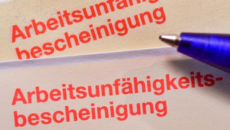 Die Menschen in Deutschland dürfen sich bei leichten Atemwegserkrankungen nun zwei Wochen am Telefon krankschreiben lassen. Die Menschen in Deutschland dürfen sich bei leichten Atemwegserkrankungen nun zwei Wochen am Telefon krankschreiben lassen.