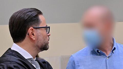 Der Angeklagte (r) steht beim Beginn des Prozess gegen ihn wegen des Verdachts des Verstoßes gegen das Arzneimittel- und Dopinggesetze mit seinem Anwalt Juri Goldstein zusammen.