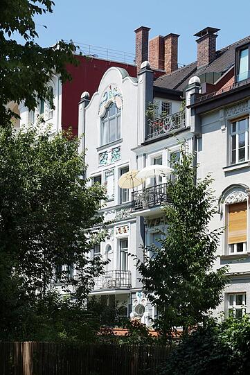 West-Schwabinger Pracht: der Blick aus dem Park auf Altbauten.