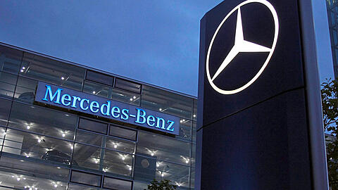 Die große Niederlassung von Mercedes-Benz in München im Dunkeln: Unklar ist, wie lange sie noch der Stuttgarter Aktiengesellschaft gehört.