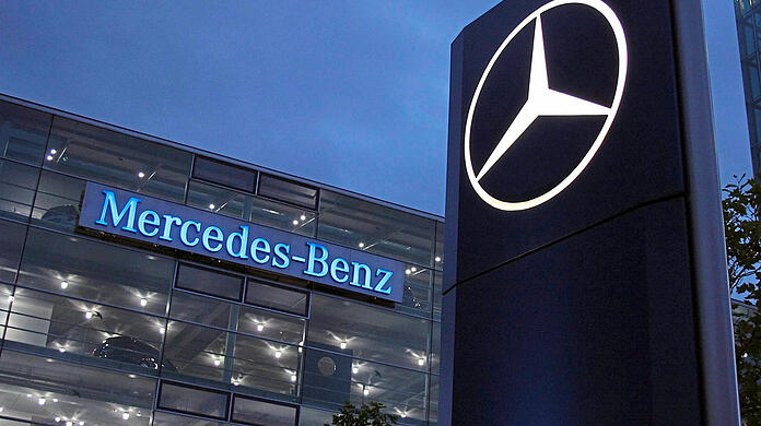 Die große Niederlassung von Mercedes-Benz in München im Dunkeln: Unklar ist, wie lange sie noch der Stuttgarter Aktiengesellschaft gehört.