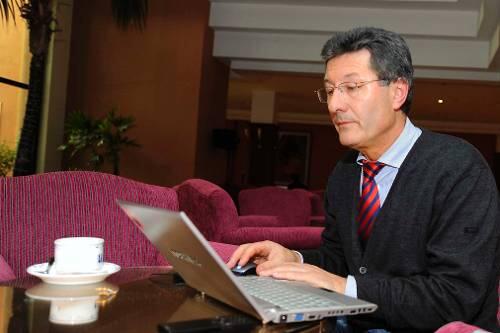 Buchhaltung am Laptop: Fürths Boss Helmut Hack fürchtet um die Zukunft als Profiverein.