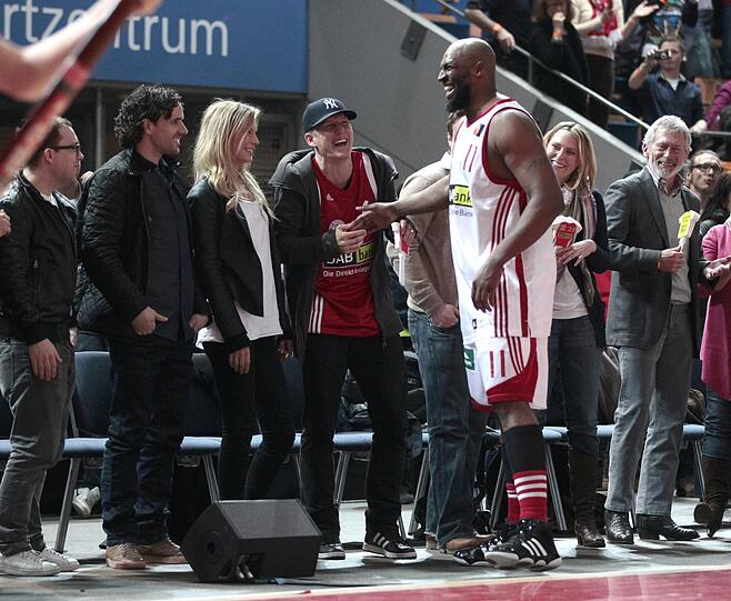 Gut gelaunt: Bastian Schweinsteiger mit seiner Sarah beim Basketball