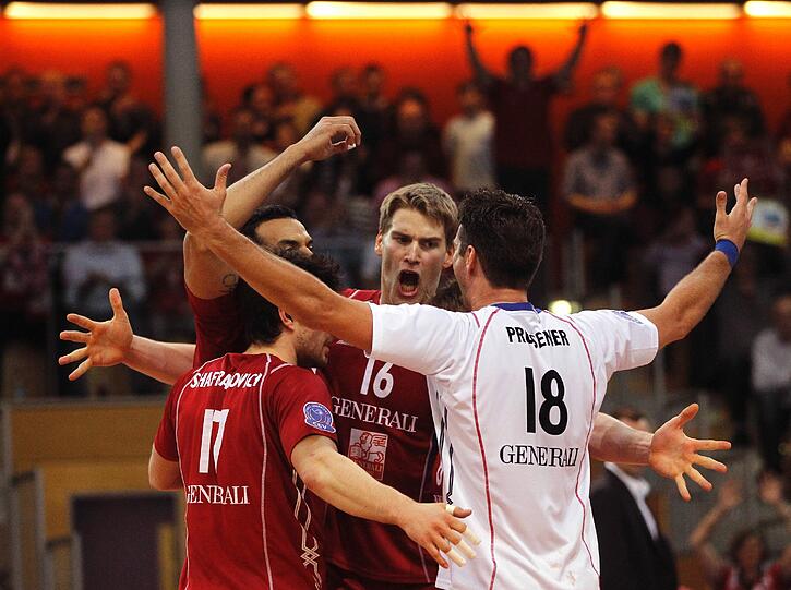 Christian Dünnes (mitte) und seine Mitspieler feiern den Sieg gegen Berlin.