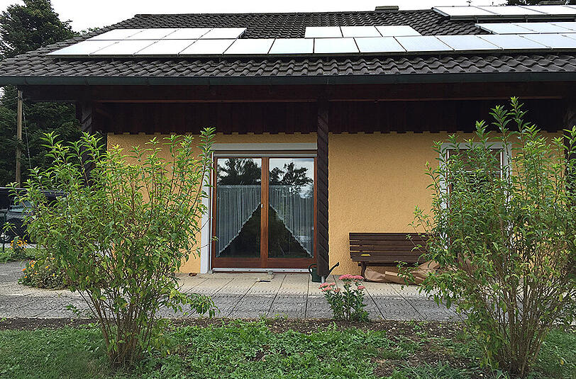Die Ermittler am Tatort: In diesem Haus in Meiling wurde das Ehepaar Opfer des Raubüberfalls.