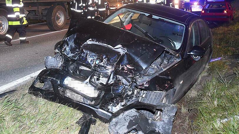 Beide Fahrzeuge wurden vollkommen zerstört, eine Frau starb, vier weitere Personen wurden teils schwer verletzt. Die Bilder vom Unfallort.