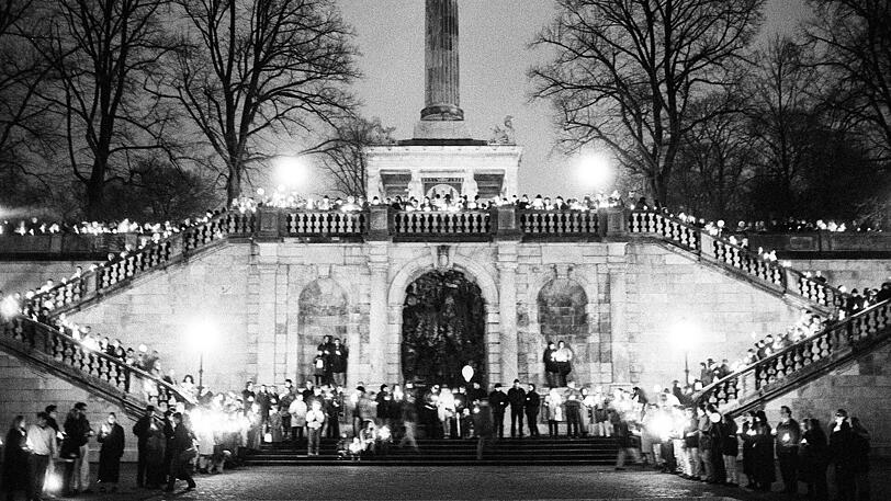 Heute vor 25 Jahren setzten die Münchner mit der Lichterkette ein starkes Zeichen gegen Ausländerfeindlichkeit &ndash; hier am Friedensengel.