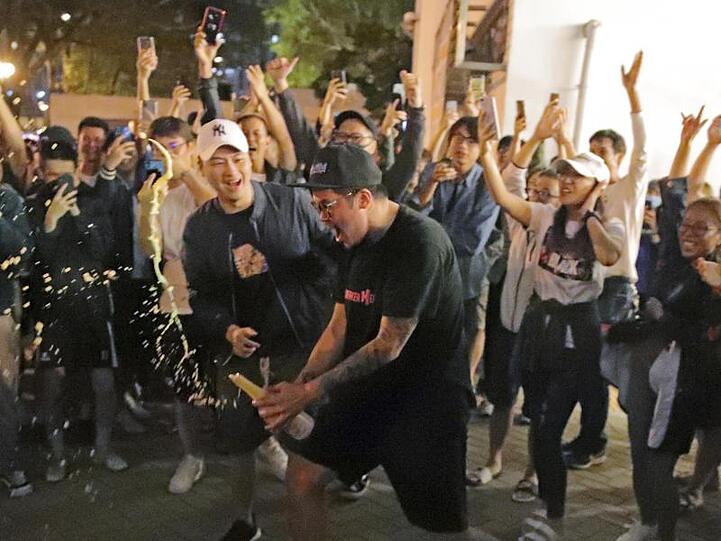 Das pro-demokratische Lager hat bei den Bezirkswahlen in Hongkong breite Rückendeckung der Bevölkerung erhalten und einen klaren Sieg errungen.