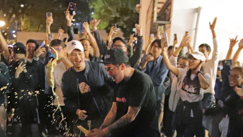 Das pro-demokratische Lager hat bei den Bezirkswahlen in Hongkong breite Rückendeckung der Bevölkerung erhalten und einen klaren Sieg errungen. Das pro-demokratische Lager hat bei den Bezirkswahlen in Hongkong breite Rückendeckung der Bevölkerung erhalten und einen klaren Sieg errungen.