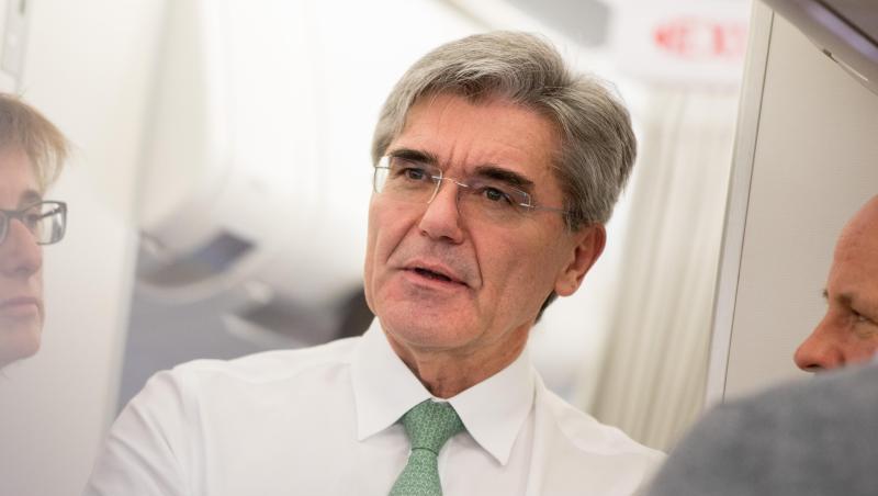 Der Vorstandsvorsitzende von Siemens, Joe Kaeser (M), unterhält sich mit Journalisten. Foto: Kay Nietfeld/Archiv Der Vorstandsvorsitzende von Siemens, Joe Kaeser (M), unterhält sich mit Journalisten. Foto: Kay Nietfeld/Archiv