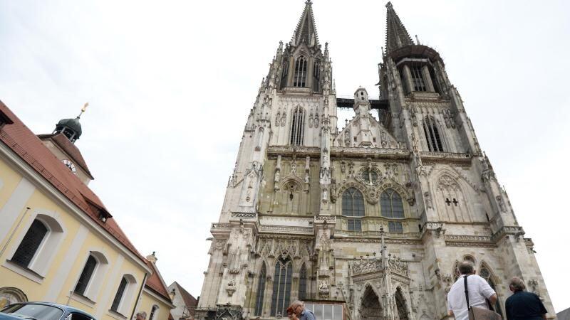 Zwei Oldtimer stehen vor dem Regensburger Dom. Foto: Andreas Gebert/Archivbild
