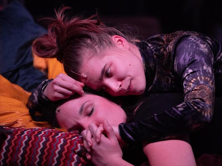 Ganz nah: Josephine Köhler (u) als Umut und Anne-Marie Lux als Janina.