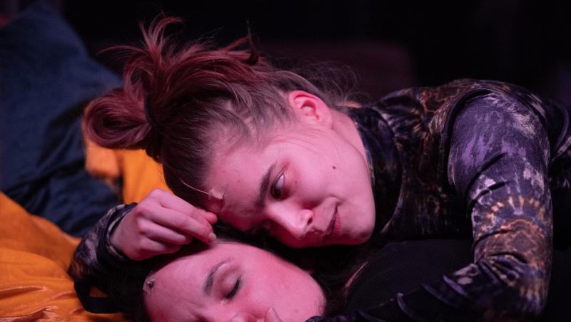 Ganz nah: Josephine Köhler (u) als Umut und Anne-Marie Lux als Janina. Ganz nah: Josephine Köhler (u) als Umut und Anne-Marie Lux als Janina.
