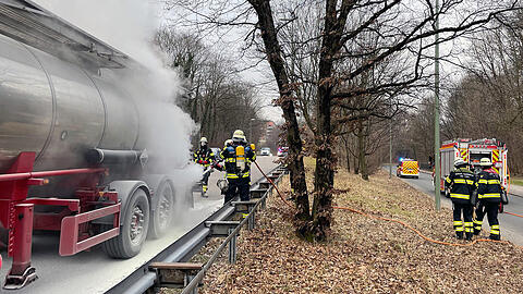 Als die Feuerwehr eintraf, hatte der Fahrer die Flammen schon gelöscht.