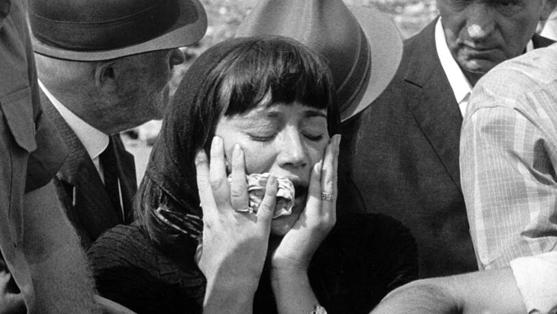 1972: Eine Hinterbliebene trauert um eines der Terroropfer.