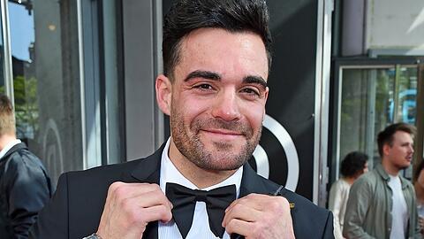 Großer Abend: Stefano Zarrella hat sich für die Verleihung der 9:16 Awards im Schauspielhaus in Hamburg am 6. Mai schick gemacht - und einen Preis mit nach Hause nehmen dürfen.