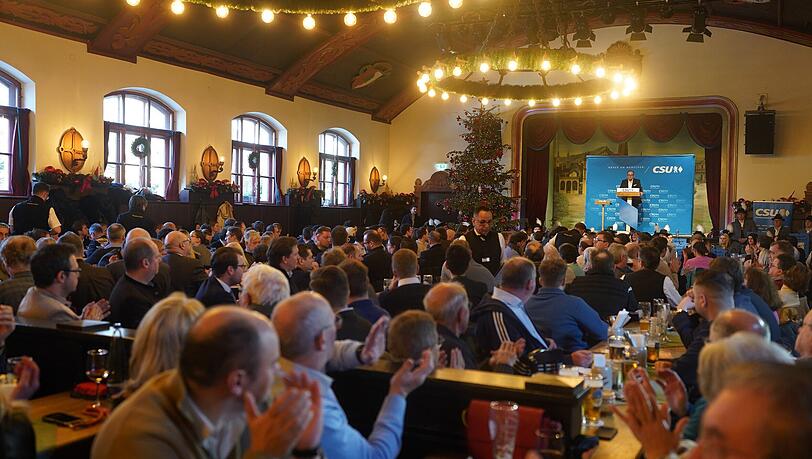 Der Festsaal im Augustiner-Keller ist am Dreik&ouml;nigstag vollbesetzt.