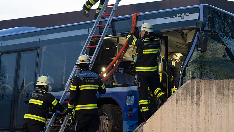 Der Bus hatte sich nach dem Aufprall wohl verkeilt zwischen Wand und Mauervorsprung. Die Feuerwehr leistete am Samstag stundenlange Rettungsarbeit.