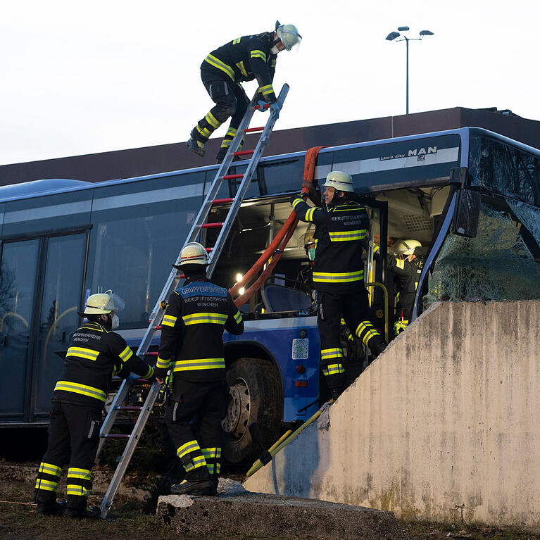 Der Bus hatte sich nach dem Aufprall wohl verkeilt zwischen Wand und Mauervorsprung. Die Feuerwehr leistete am Samstag stundenlange Rettungsarbeit.
